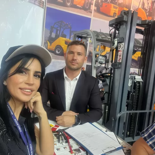 На стенде Aurora Forklift